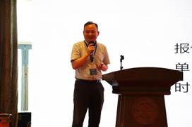 男人站在房间里中度可信度描述已自动生成