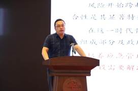 男人站在桌子上低可信度描述已自动生成