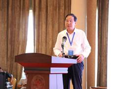 男人站在椅子上中度可信度描述已自动生成